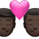 👨🏿‍❤️‍💋‍👨🏿 Berciuman Pria dengan Pria Warna Kulit Gelap Apple