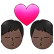 👨🏿‍❤️‍💋‍👨🏿 Berciuman Pria dengan Pria Warna Kulit Gelap Samsung