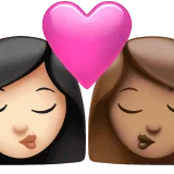 👩🏻‍❤️‍💋‍👩🏽 Berciuman Wanita dengan Wanita Warna Kulit Cerah dengan Warna Kulit Sedang Apple