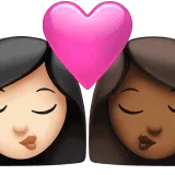 👩🏻‍❤️‍💋‍👩🏾 Berciuman Wanita dengan Wanita Warna Kulit Cerah dengan Warna Kulit Gelap Sedang Apple