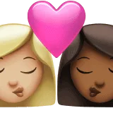 👩🏼‍❤️‍💋‍👩🏾 Berciuman Wanita dengan Wanita Warna Kulit Cerah Sedang dengan Warna Kulit Gelap Sedang Apple