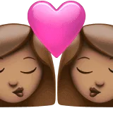 👩🏽‍❤️‍💋‍👩🏽 Berciuman Wanita dengan Wanita Warna Kulit Sedang Apple