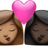 👩🏽‍❤️‍💋‍👩🏿 Berciuman Wanita dengan Wanita Warna Kulit Sedang dengan Warna Kulit Gelap Apple