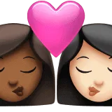 👩🏾‍❤️‍💋‍👩🏻 Berciuman Wanita dengan Wanita Warna Kulit Gelap Sedang dengan Warna Kulit Cerah Apple