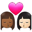👩🏾‍❤️‍💋‍👩🏻 Berciuman Wanita dengan Wanita Warna Kulit Gelap Sedang dengan Warna Kulit Cerah Samsung