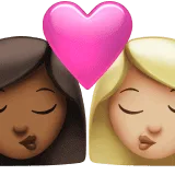 👩🏾‍❤️‍💋‍👩🏼 Berciuman Wanita dengan Wanita Warna Kulit Gelap Sedang dengan Warna Kulit Cerah Sedang Apple