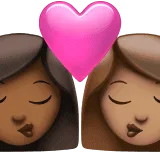 👩🏾‍❤️‍💋‍👩🏽 Berciuman Wanita dengan Wanita Warna Kulit Gelap Sedang dengan Warna Kulit Sedang Apple
