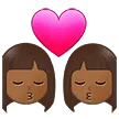👩🏾‍❤️‍💋‍👩🏾 Berciuman Wanita dengan Wanita Warna Kulit Gelap Sedang Samsung