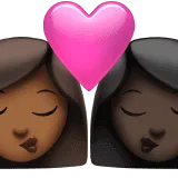 👩🏾‍❤️‍💋‍👩🏿 Berciuman Wanita dengan Wanita Warna Kulit Gelap Sedang dengan Warna Kulit Gelap Apple