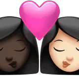 👩🏿‍❤️‍💋‍👩🏻 Berciuman Wanita dengan Wanita Warna Kulit Gelap dengan Warna Kulit Cerah Apple