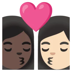 👩🏿‍❤️‍💋‍👩🏻 Berciuman Wanita dengan Wanita Warna Kulit Gelap dengan Warna Kulit Cerah Google