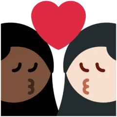 👩🏿‍❤️‍💋‍👩🏻 Berciuman Wanita dengan Wanita Warna Kulit Gelap dengan Warna Kulit Cerah Twitter