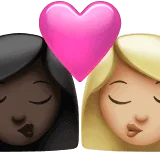 👩🏿‍❤️‍💋‍👩🏼 Berciuman Wanita dengan Wanita Warna Kulit Gelap dengan Warna Kulit Cerah Sedang Apple