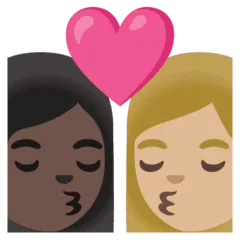 👩🏿‍❤️‍💋‍👩🏼 Berciuman Wanita dengan Wanita Warna Kulit Gelap dengan Warna Kulit Cerah Sedang Google