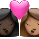 👩🏿‍❤️‍💋‍👩🏽 Berciuman Wanita dengan Wanita Warna Kulit Gelap dengan Warna Kulit Sedang Apple