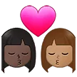 👩🏿‍❤️‍💋‍👩🏽 Berciuman Wanita dengan Wanita Warna Kulit Gelap dengan Warna Kulit Sedang Samsung