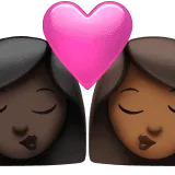 👩🏿‍❤️‍💋‍👩🏾 Berciuman Wanita dengan Wanita Warna Kulit Gelap dengan Warna Kulit Sedang Apple