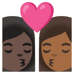 👩🏿‍❤️‍💋‍👩🏾 Berciuman Wanita dengan Wanita Warna Kulit Gelap dengan Warna Kulit Sedang Google