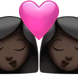 👩🏿‍❤️‍💋‍👩🏿 Berciuman Wanita dengan Wanita Warna Kulit Gelap Apple