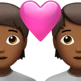 💑🏾 Pasangan dengan Hati Warna Kulit Gelap Sedang Apple