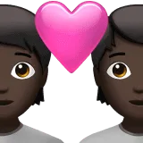💑🏿 Pasangan dengan Hati Warna Kulit Gelap Apple