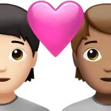 🧑🏻‍❤️‍🧑🏽 Pasangan dengan Hati Warna Kulit Cerah dengan Warna Kulit Sedang Apple