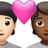 🧑🏻‍❤️‍🧑🏾 Pasangan dengan Hati Warna Kulit Cerah dengan Warna Kulit Gelap Sedang Apple