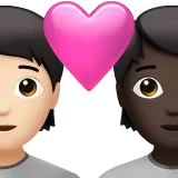 🧑🏻‍❤️‍🧑🏿 Pasangan dengan Hati Warna Kulit Cerah dengan Warna Kulit Gelap Apple
