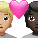 🧑🏼‍❤️‍🧑🏿 Pasangan dengan Hati Warna Kulit Cerah Sedang dengan Warna Kulit Gelap Apple