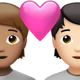 🧑🏽‍❤️‍🧑🏻 Pasangan dengan Hati Warna Kulit Sedang dengan Warna Kulit Cerah Apple