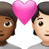 🧑🏾‍❤️‍🧑🏻 Pasangan dengan Hati Warna Kulit Gelap Sedang dengan Warna Kulit Cerah Apple