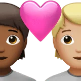🧑🏾‍❤️‍🧑🏼 Pasangan dengan Hati Warna Kulit Gelap Sedang dengan Warna Kulit Cerah Sedang Apple