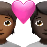 🧑🏾‍❤️‍🧑🏿 Pasangan dengan Hati Warna Kulit Gelap Sedang dengan Warna Kulit Gelap Apple