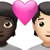 🧑🏿‍❤️‍🧑🏻 Pasangan dengan Hati Warna Kulit Gelap dengan Warna Kulit Cerah Apple