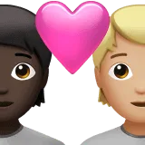🧑🏿‍❤️‍🧑🏼 Pasangan dengan Hati Warna Kulit Gelap dengan Warna Kulit Cerah Sedang Apple