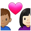 👩🏻‍❤️‍👨🏽 Pasangan dengan Hati Wanita dengan Pria Warna Kulit Cerah dengan Warna Kulit Sedang Samsung