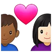 👩🏻‍❤️‍👨🏾 Pasangan dengan Hati Wanita dengan Pria Warna Kulit Cerah dengan Warna Kulit Gelap Sedang Samsung