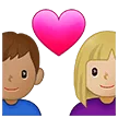 👩🏼‍❤️‍👨🏽 Pasangan dengan Hati Wanita dengan Pria Warna Kulit Cerah Sedang dengan Warna Kulit Sedang Samsung