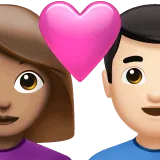 👩🏽‍❤️‍👨🏻 Pasangan dengan Hati Wanita dengan Pria Warna Kulit Sedang dengan Warna Kulit Cerah Apple