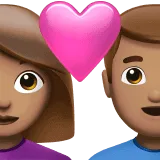 👩🏽‍❤️‍👨🏽 Pasangan dengan Hati Wanita dengan Pria Warna Kulit Sedang Apple