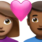 👩🏽‍❤️‍👨🏾 Pasangan dengan Hati Wanita dengan Pria Warna Kulit Sedang dengan Warna Kulit Gelap Sedang Apple