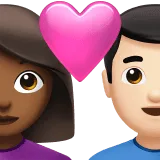 👩🏾‍❤️‍👨🏻 Pasangan dengan Hati Wanita dengan Pria Warna Kulit Gelap Sedang dengan Warna Kulit Cerah Apple