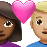 👩🏾‍❤️‍👨🏼 Pasangan dengan Hati Wanita dengan Pria Warna Kulit Gelap Sedang dengan Warna Kulit Cerah Sedang Apple