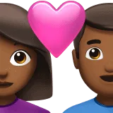👩🏾‍❤️‍👨🏾 Pasangan dengan Hati Wanita dengan Pria Warna Kulit Gelap Sedang Apple