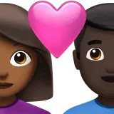 👩🏾‍❤️‍👨🏿 Pasangan dengan Hati Wanita dengan Pria Warna Kulit Gelap Sedang dengan Warna Kulit Gelap Apple
