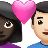 👩🏿‍❤️‍👨🏻 Pasangan dengan Hati Wanita dengan Pria Warna Kulit Gelap dengan Warna Kulit Cerah Apple