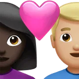 👩🏿‍❤️‍👨🏼 Pasangan dengan Hati Wanita dengan Pria Warna Kulit Gelap dengan Warna Kulit Cerah Sedang Apple