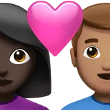 👩🏿‍❤️‍👨🏽 Pasangan dengan Hati Wanita dengan Pria Warna Kulit Gelap dengan Warna Kulit Cerah Sedang Apple