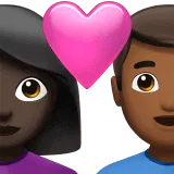 👩🏿‍❤️‍👨🏾 Pasangan dengan Hati Wanita dengan Pria Warna Kulit Gelap dengan Warna Kulit Gelap Sedang Apple