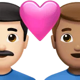 👨🏻‍❤️‍👨🏽 Pasangan dengan Hati Pria dengan Pria Warna Kulit Cerah dengan Warna Kulit Sedang Apple